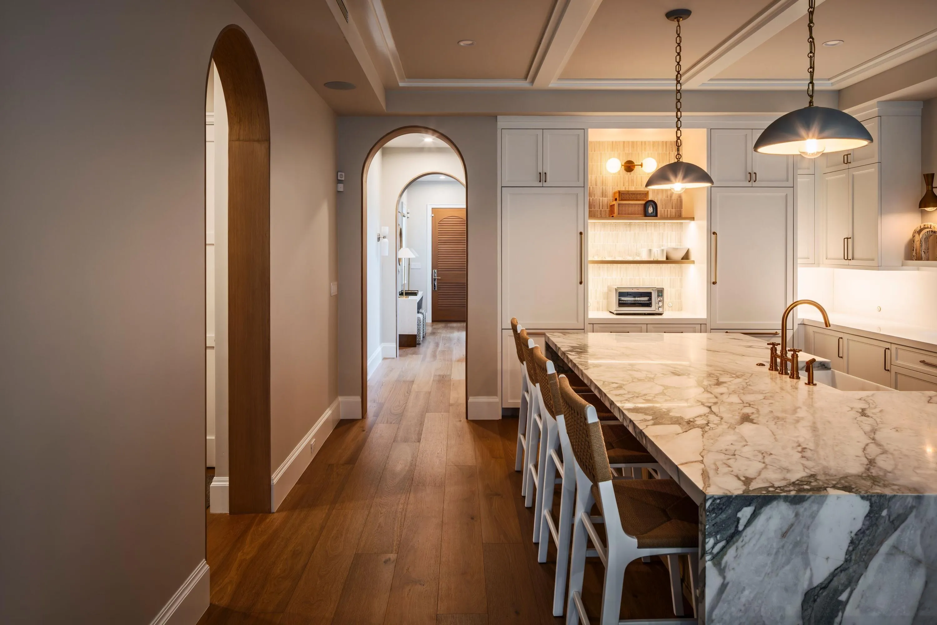 37 - Kitchen with marble island, white c