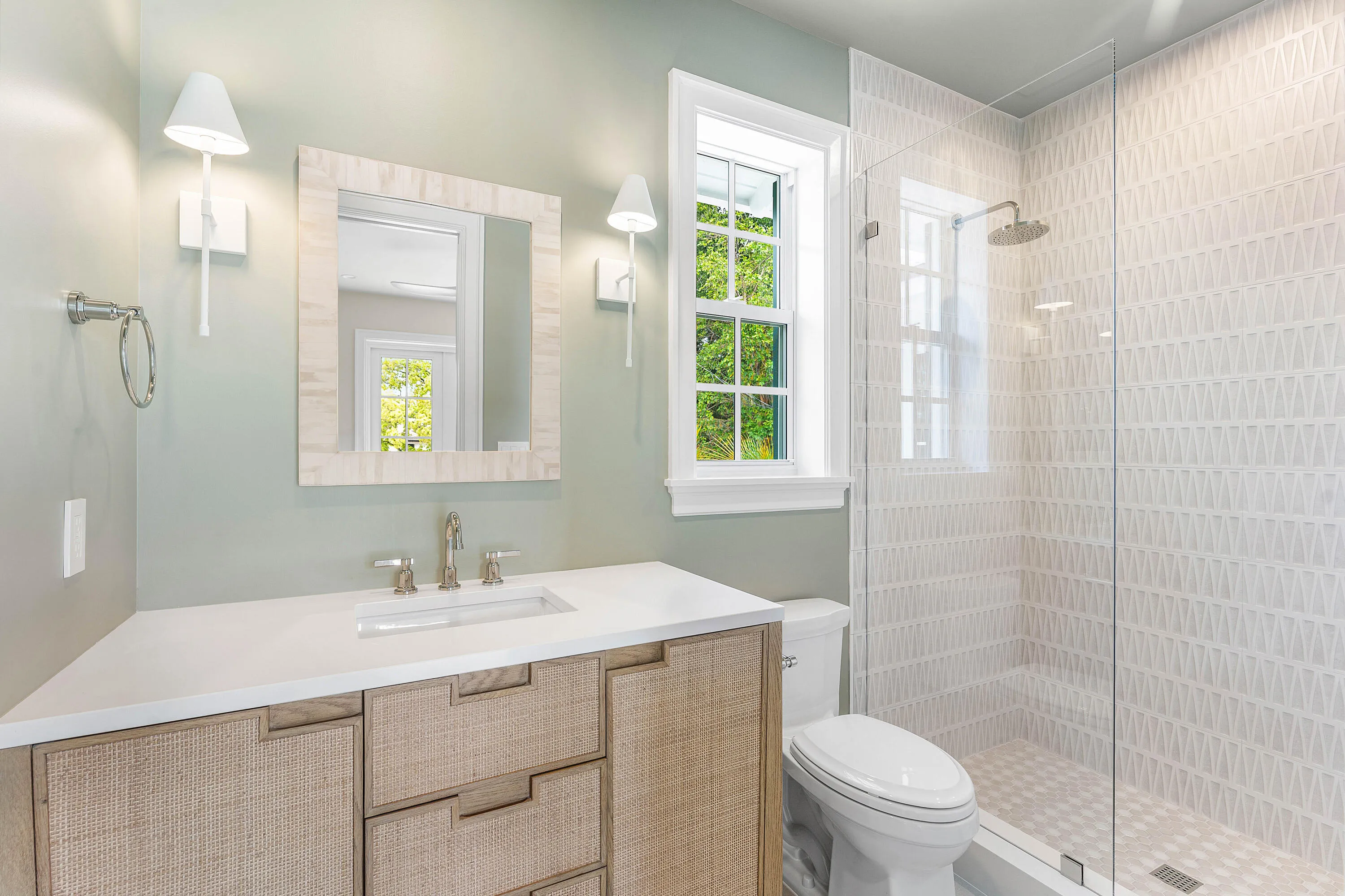 22 - Guest bedroom with two beds, palm l