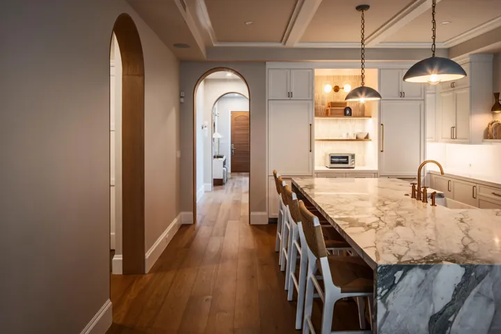 37 - Kitchen with marble island, white c