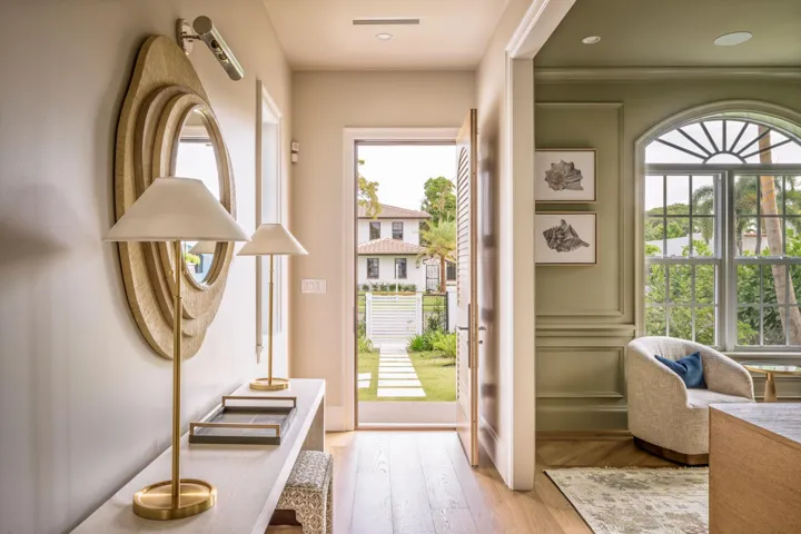 20 - Bright hallway with white oak floor