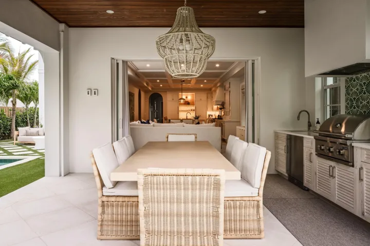 08 - Covered outdoor dining area with wi