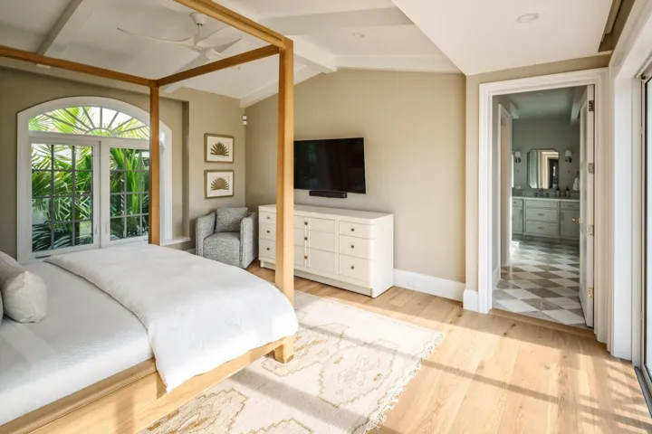 32 - Master bedroom with canopy bed, wal