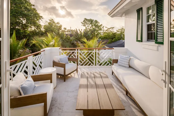 35 - Bedroom with white bedding, octagon