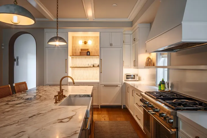 38 - Kitchen with marble island, white c