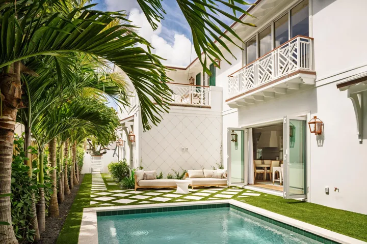 06 - Backyard pool with white balcony, p