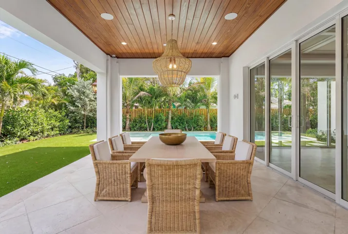 06 - Backyard pool with white balcony, p