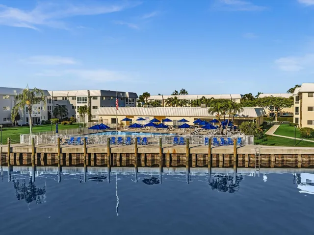 CLUBHOUSE & POOL
