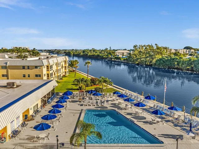 CLUBHOUSE & POOL