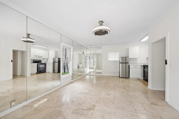 228 9th St-28