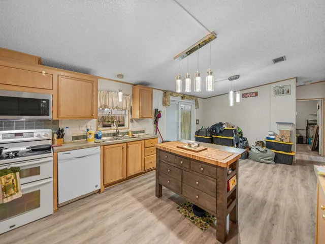 11404_Lithia_Pinecrest_Rd_-040