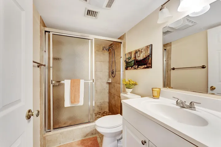 Primary en-suite bathroom