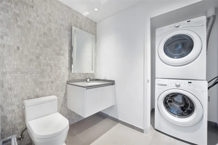 Guest bath with w/d