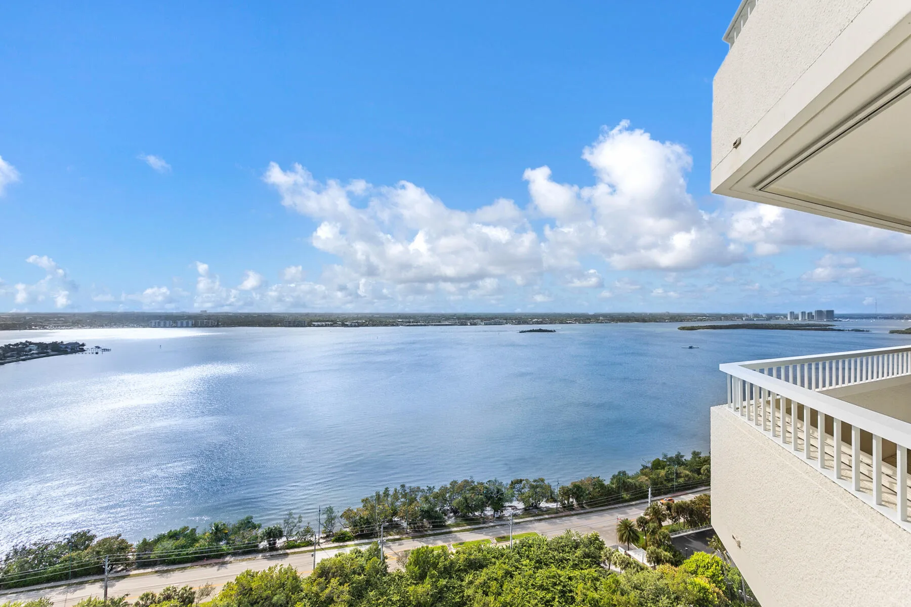 Kitchen_Balcony_Views_03_web