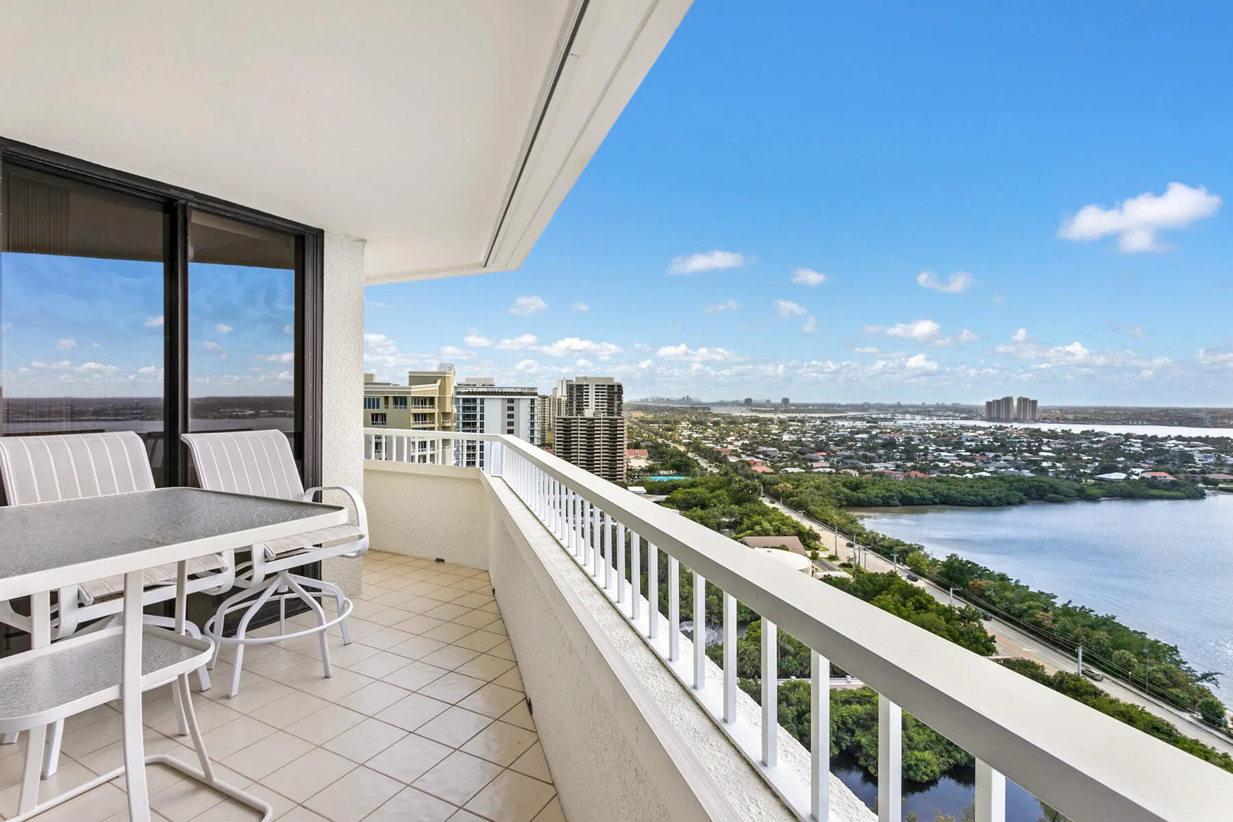 Kitchen_Balcony_Views_06_web