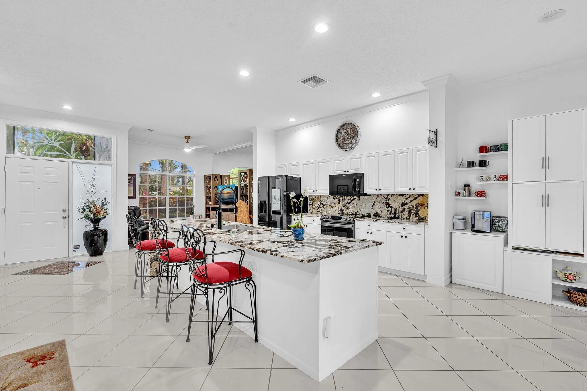 Kitchen w Bonus Room