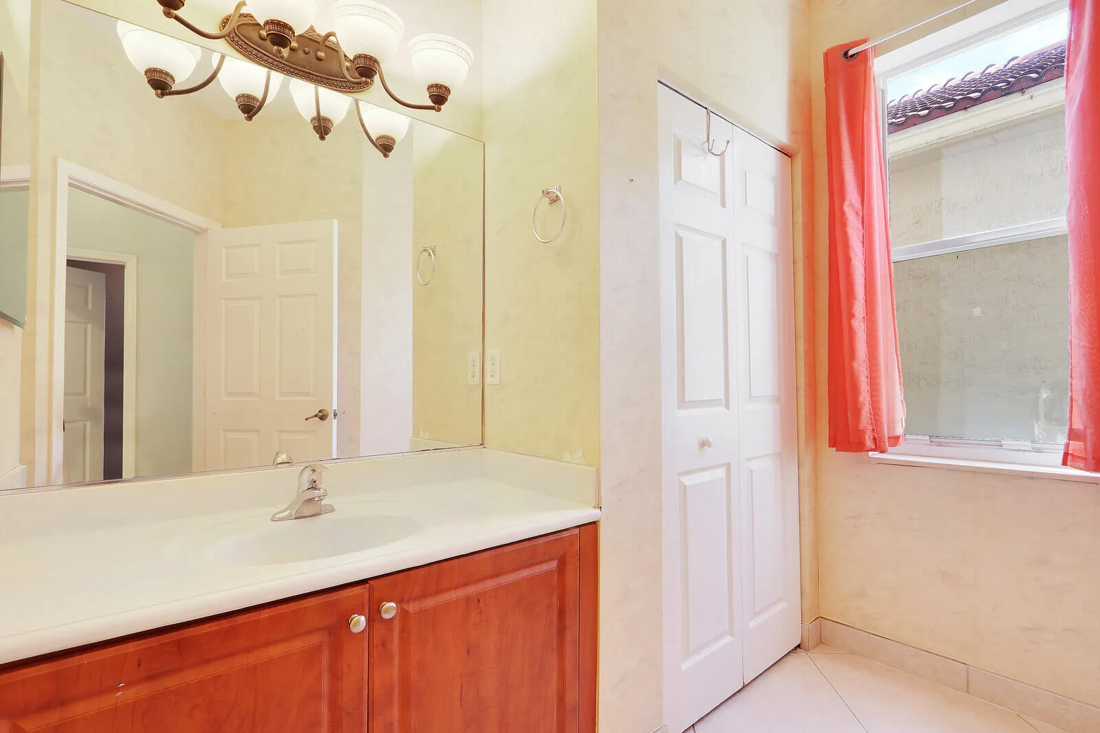 FULL BATHROOM DOWNSTAIRS WITH WALK IN SHOWER