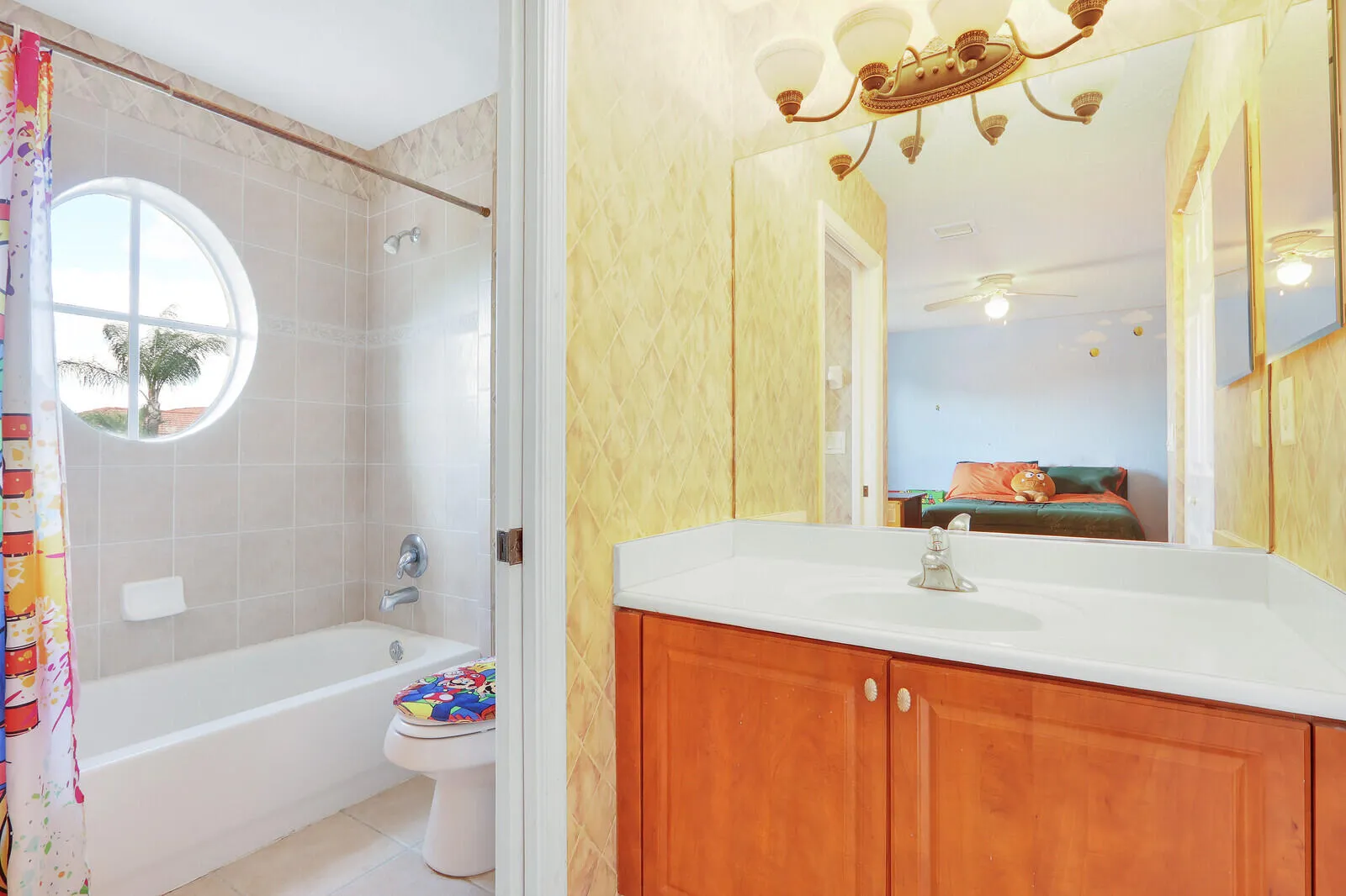 ENSUITE BATHROOM UPSTAIRS