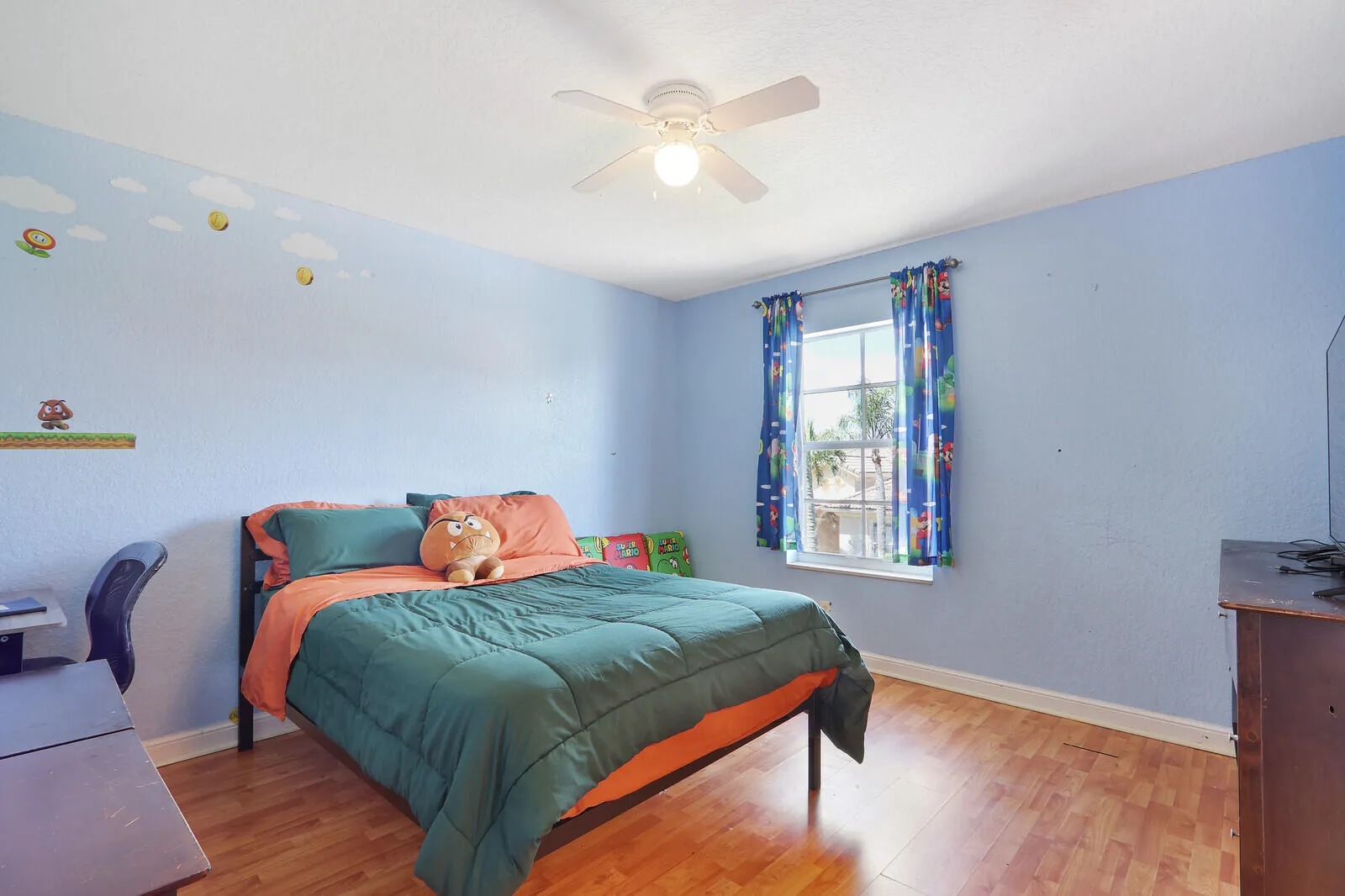 GUEST BEDROOM UPSTAIRS WITH PRIVATE BATHROOM (2)