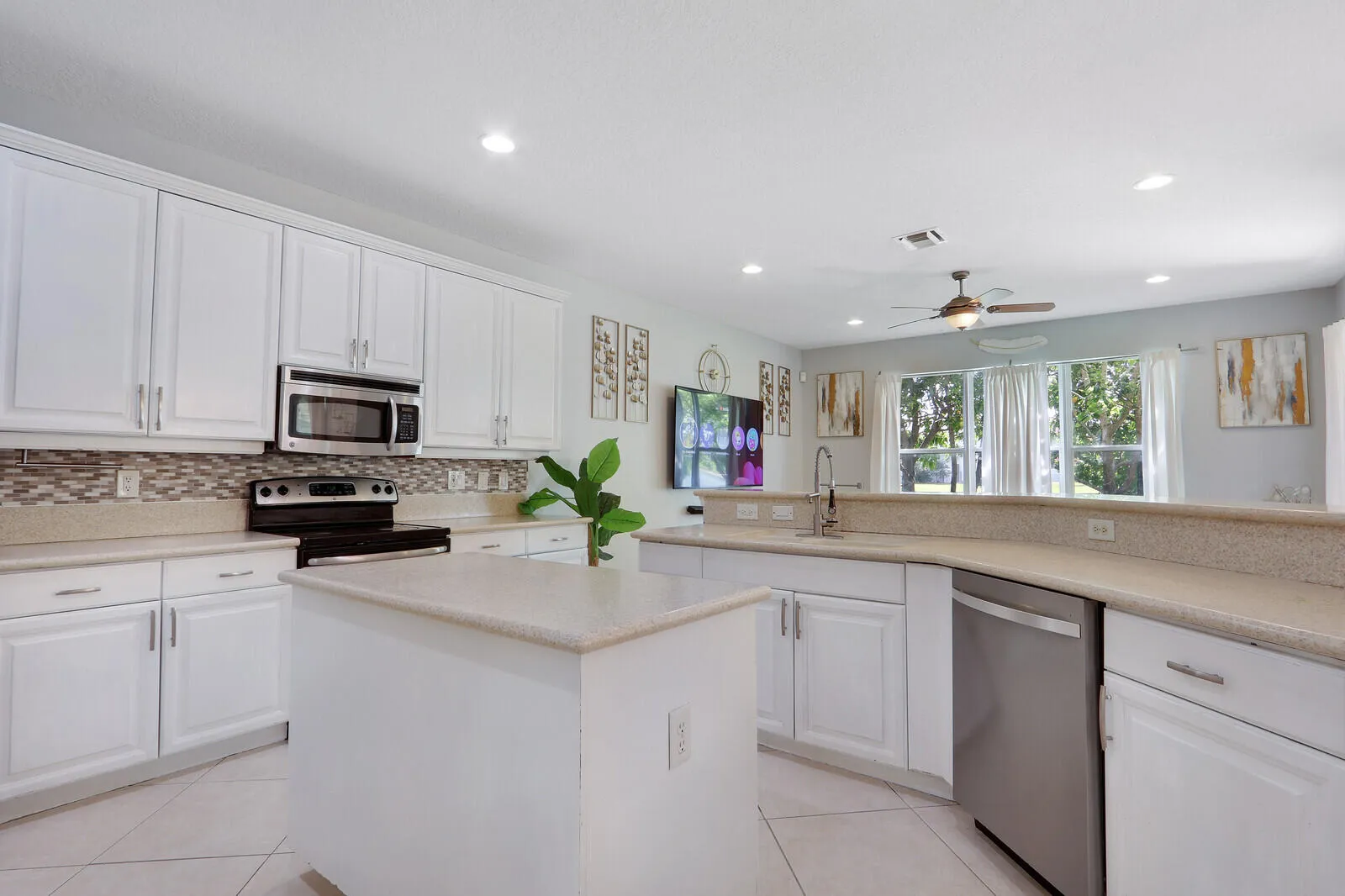 LARGE KITCHEN OVERLOOKING LIVING AREA