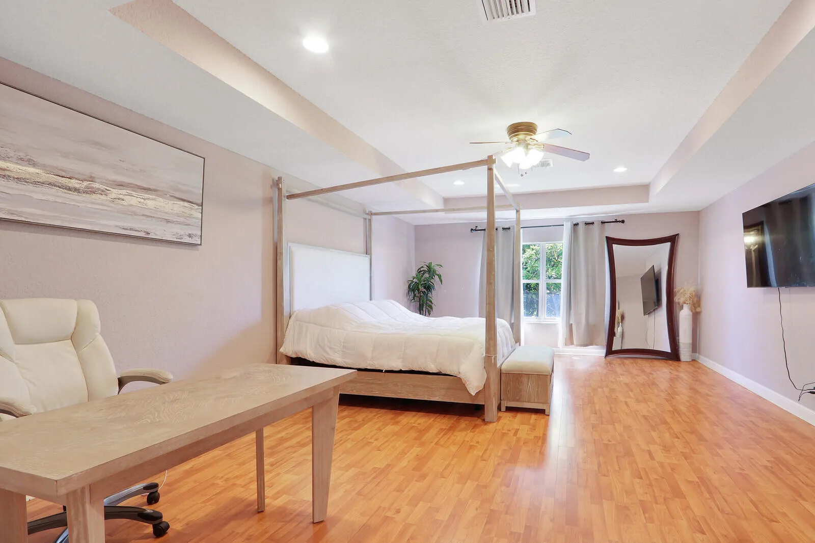 OVERSIZED PRIMARY BEDROOM