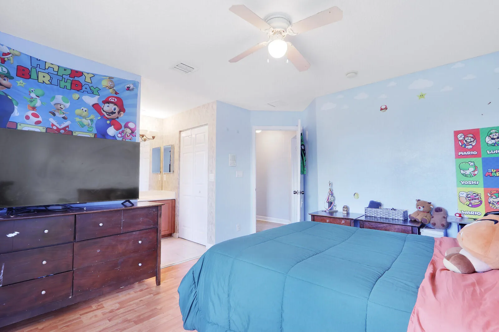 GUEST BEDROOM UPSTAIRS WITH PRIVATE BATHROOM (2)
