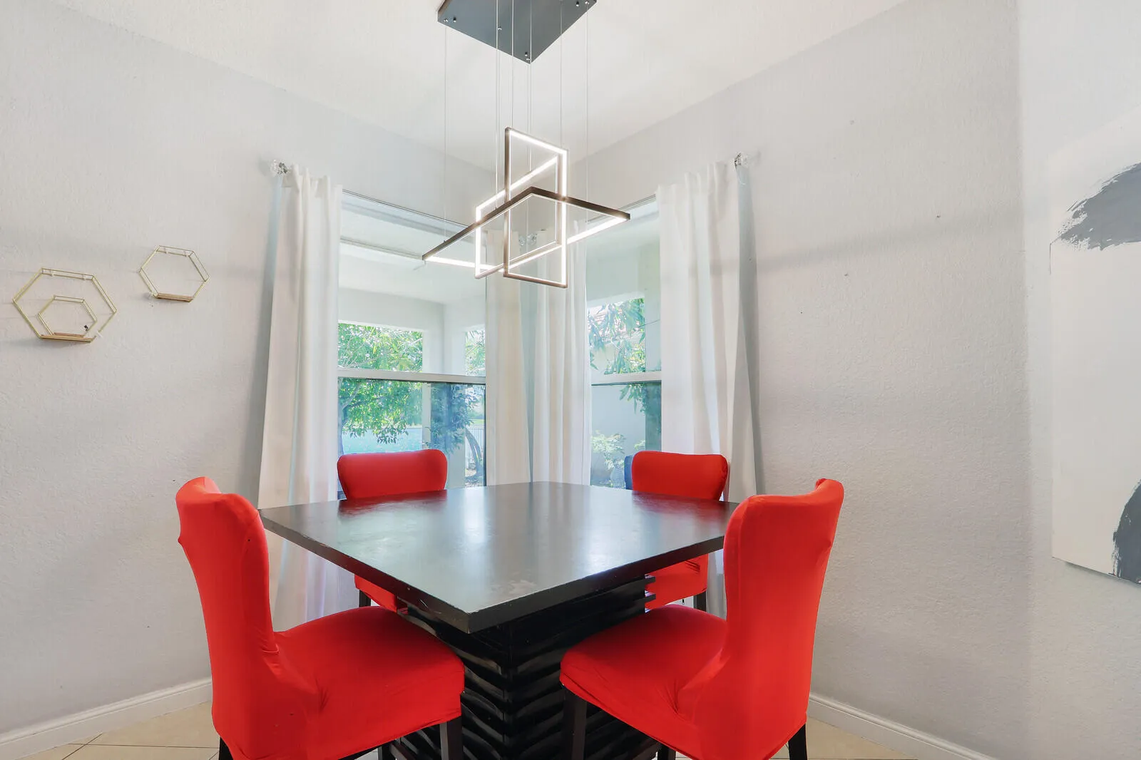 EAT-IN AREA IN LIVING ROOM