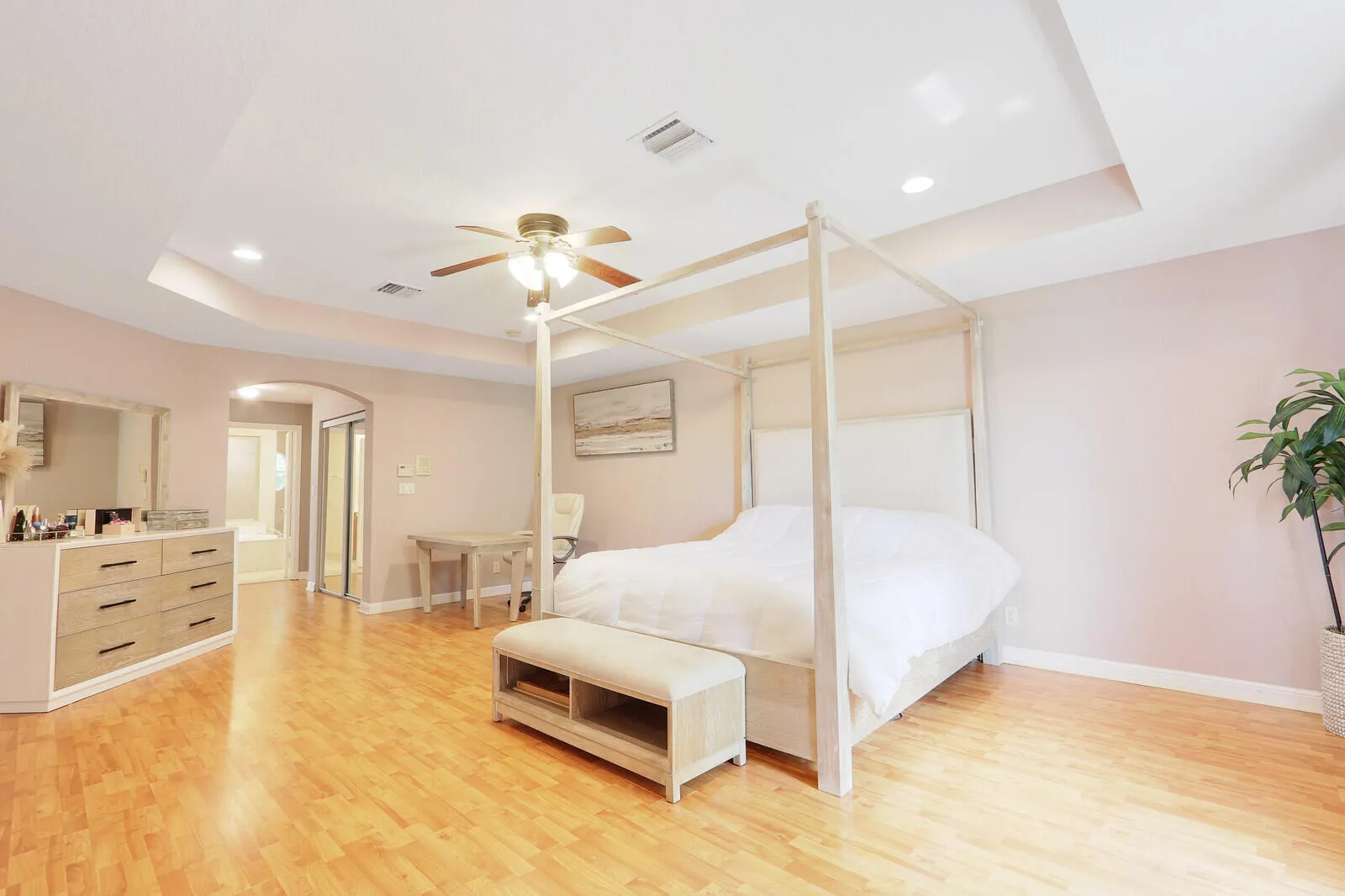 OVERSIZED PRIMARY BEDROOM