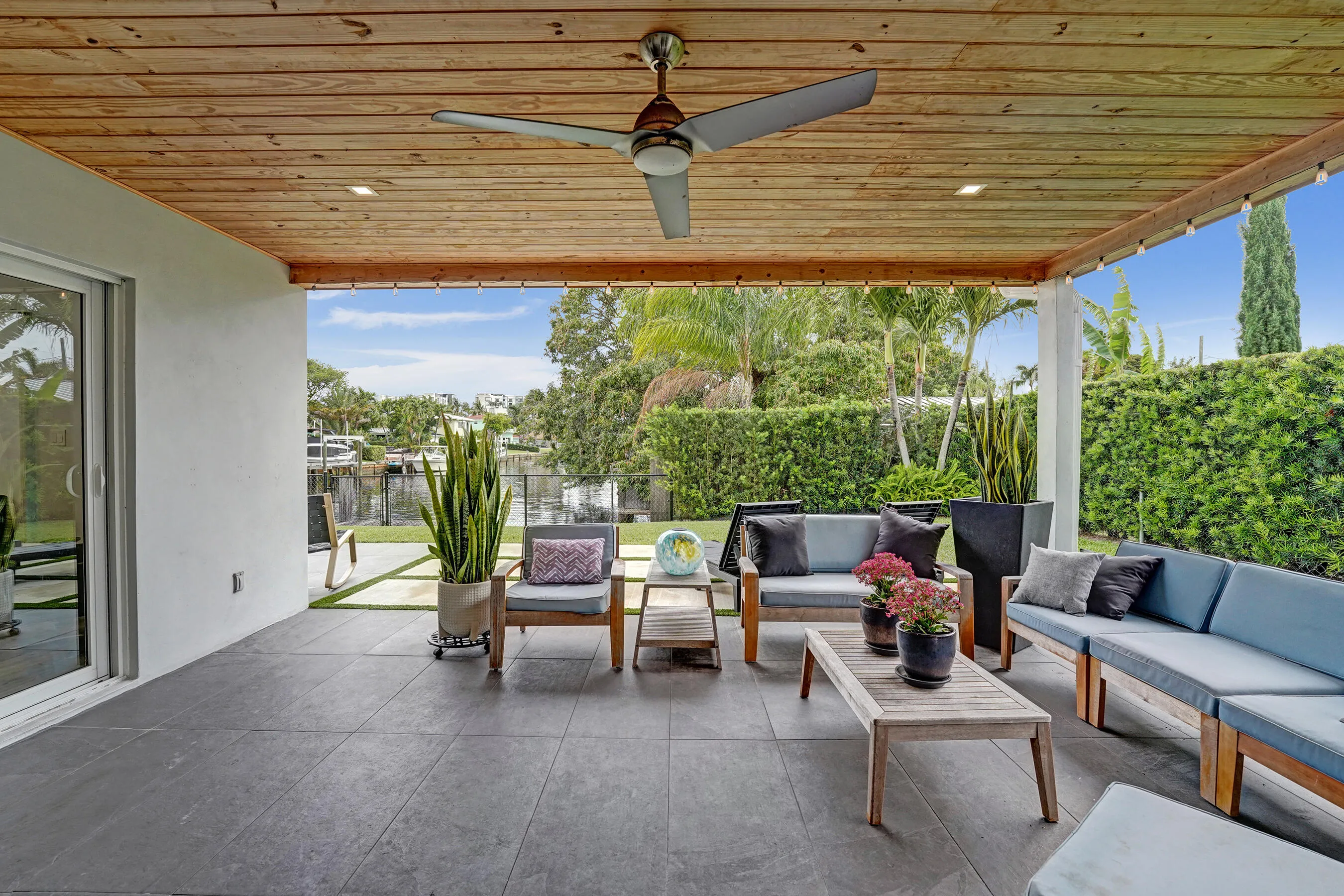 Waterside lanai