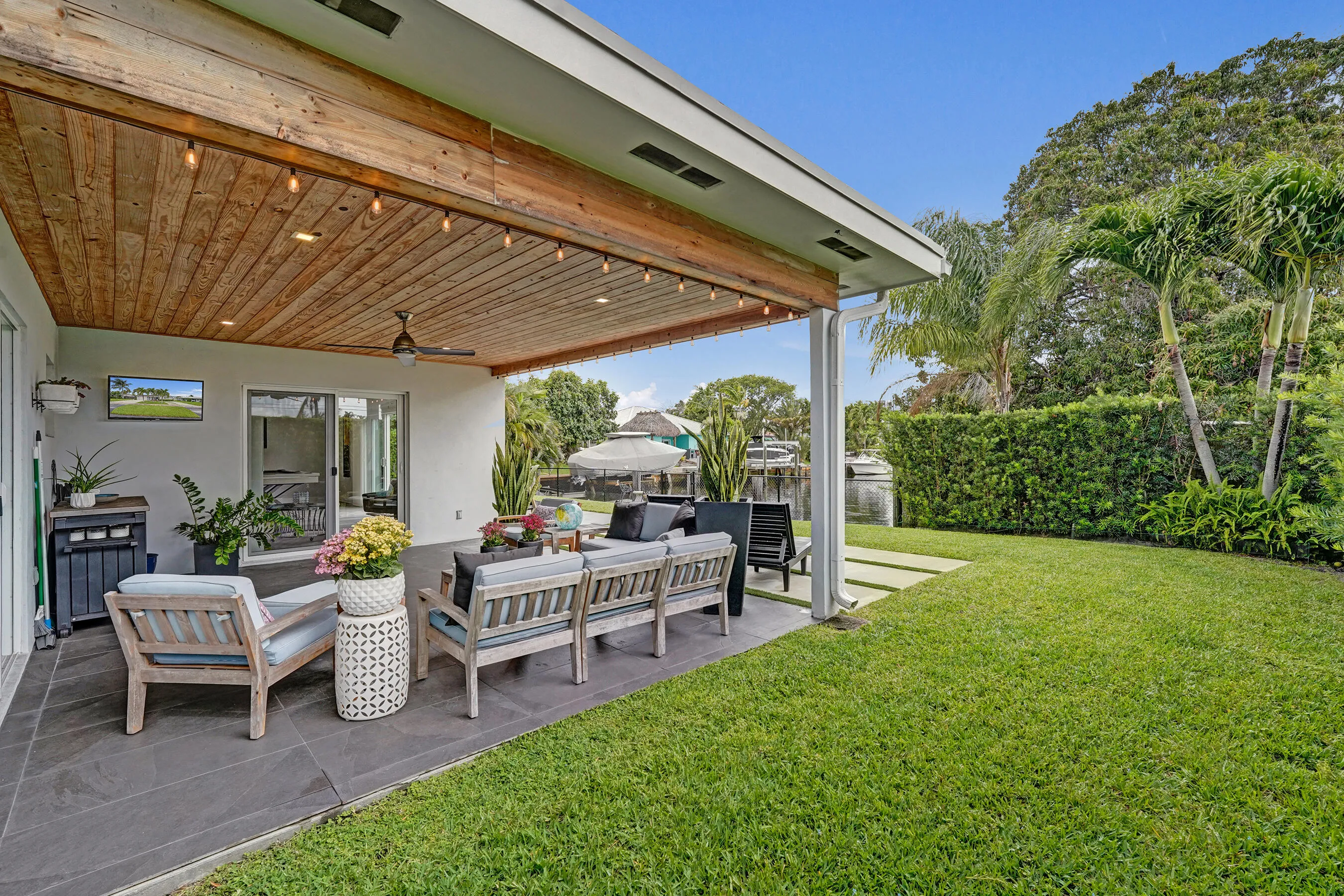 Waterside lanai/garden