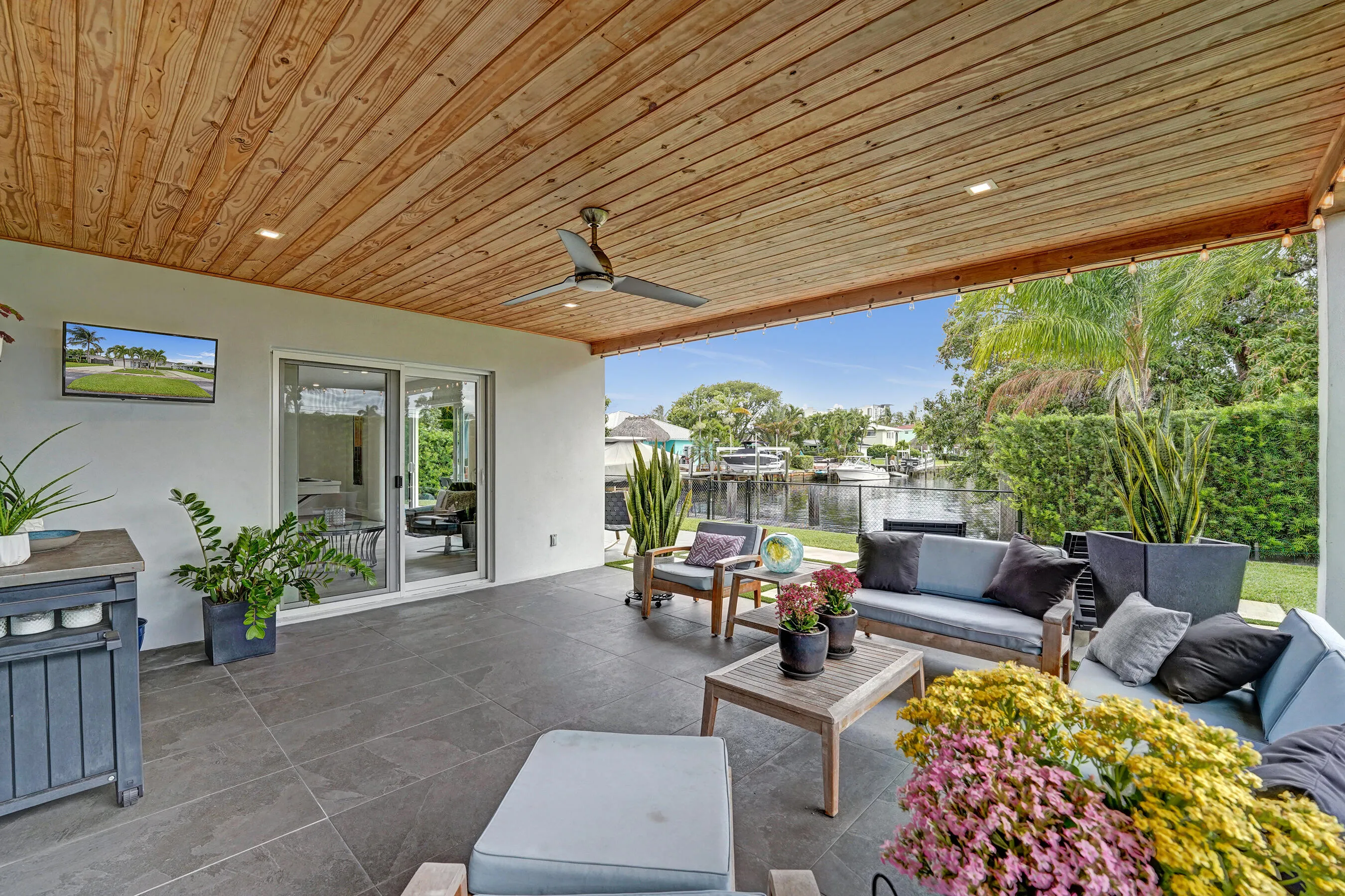 Waterside lanai
