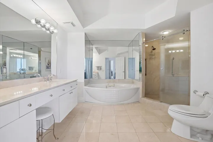24-3100 N Ocean Blvd #804_024