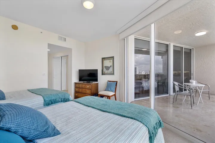 28-3100 N Ocean Blvd #804_028