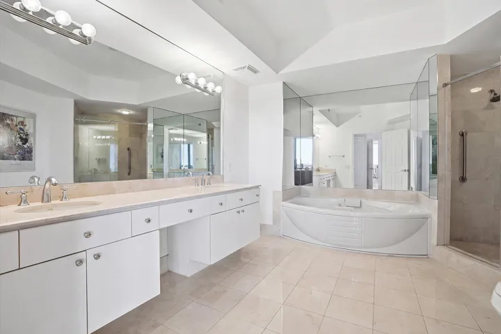 25-3100 N Ocean Blvd #804_025