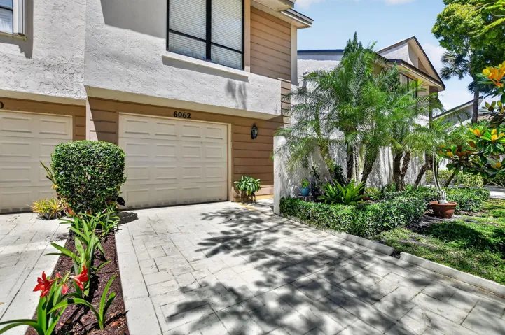 Garage & Long Driveway