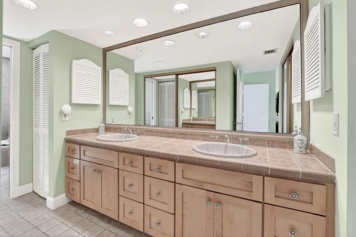Dual sink Master vanity linen closet