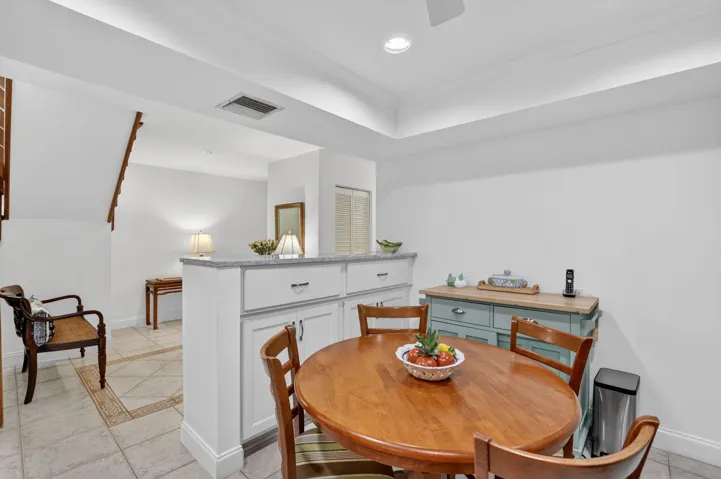 Eat in kitchen w bar