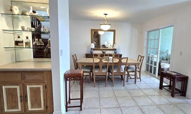 Bar & Dining room