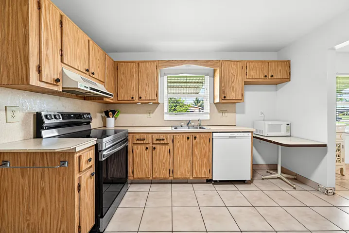 007-6061StanleyLane-DelrayBeach-FL-33484