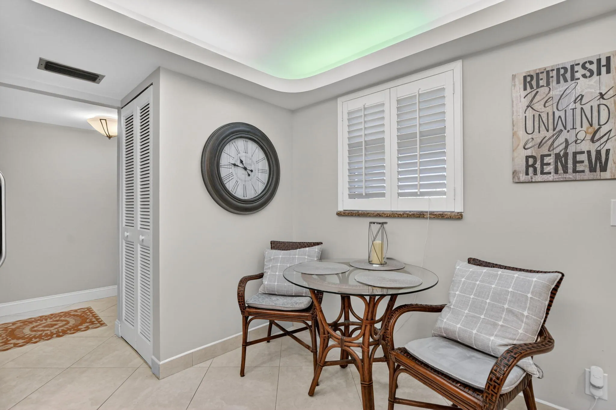 Crown molding, plantation shutters, perfect spot for breakfast