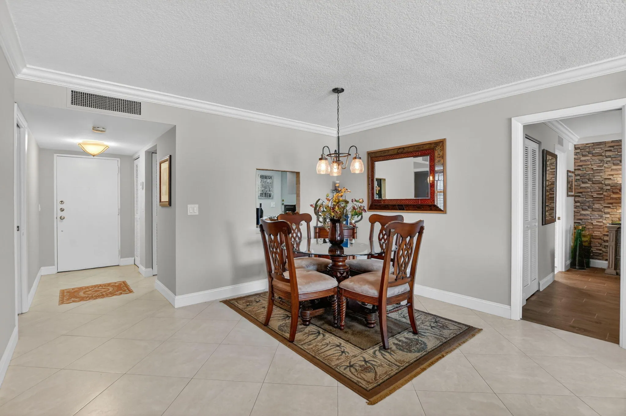 Wide open floorpla, light & Bright