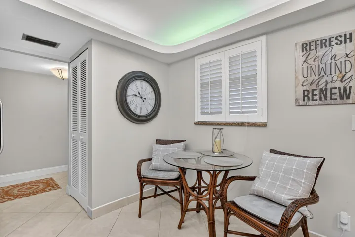 Crown molding, plantation shutters, perfect spot for breakfast