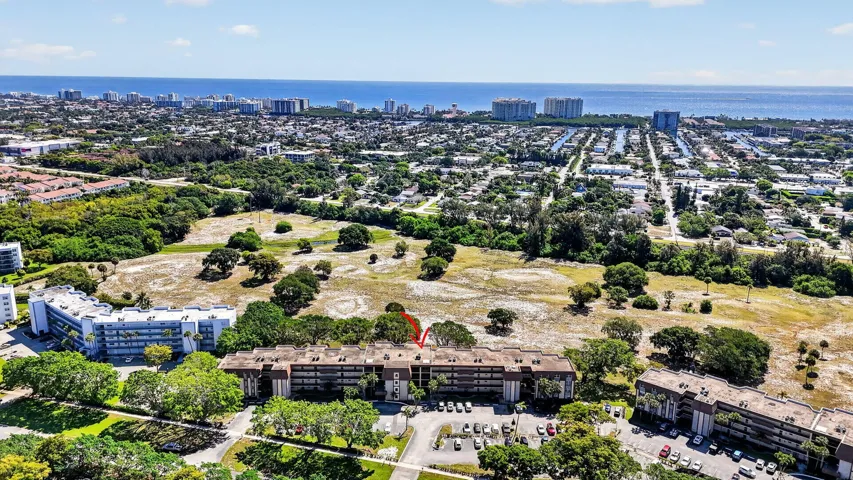Less than 2 miles from Boca's pristine beaches!!