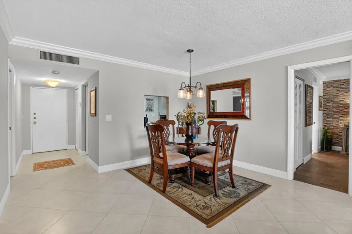 Wide open floorpla, light & Bright