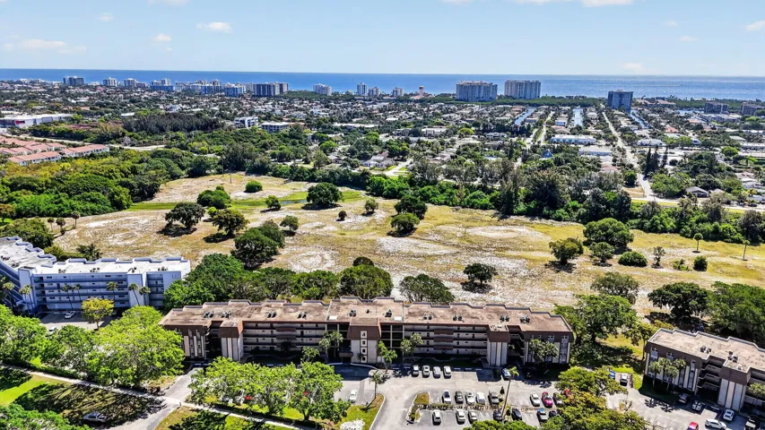 Less than 2 miles from Boca's Pristine Beaches!!