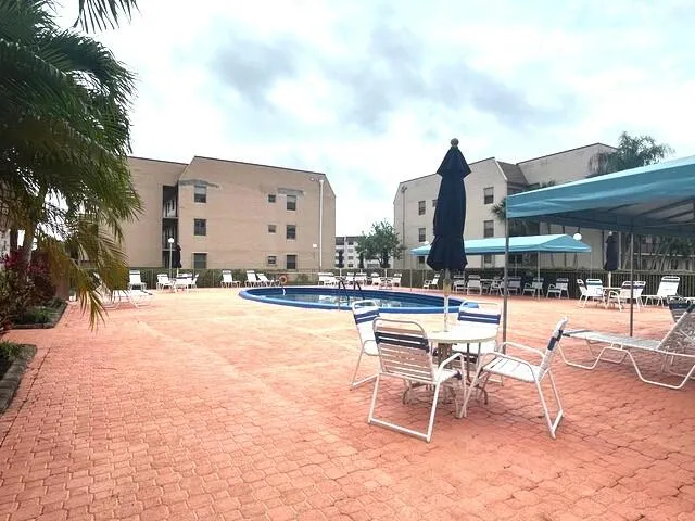 Building pool annex. 5 doors down