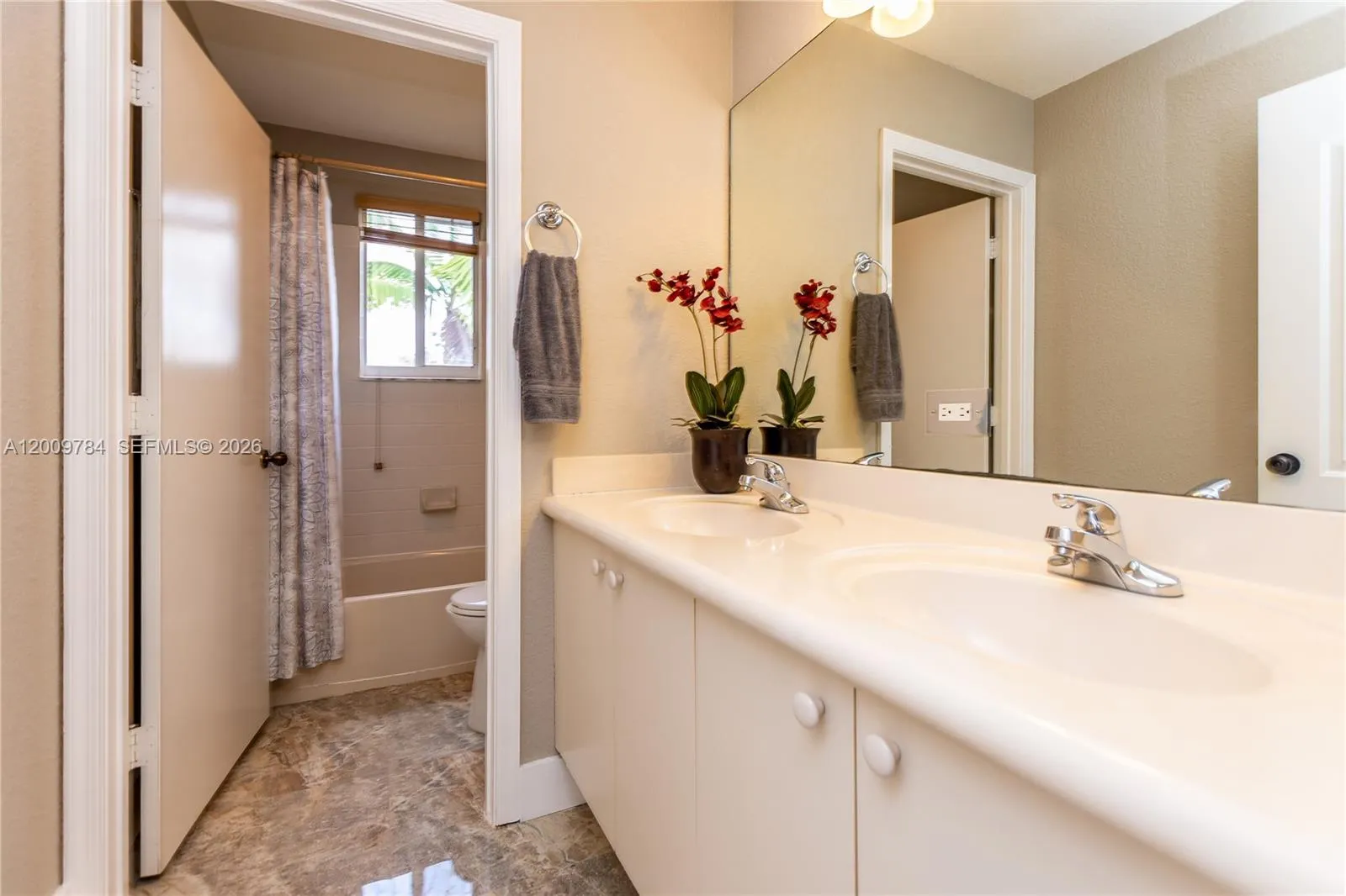 Beautiful 2nd floor full bathroom