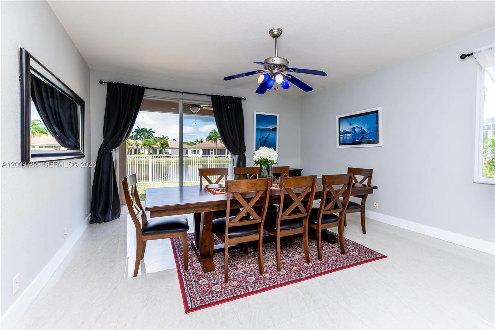Amazing relaxing panoramic view of the lake from the dining room / family room.