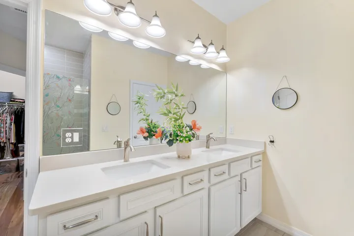 main suite 2-sink full bath