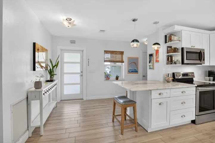 Foyer / Kitchen