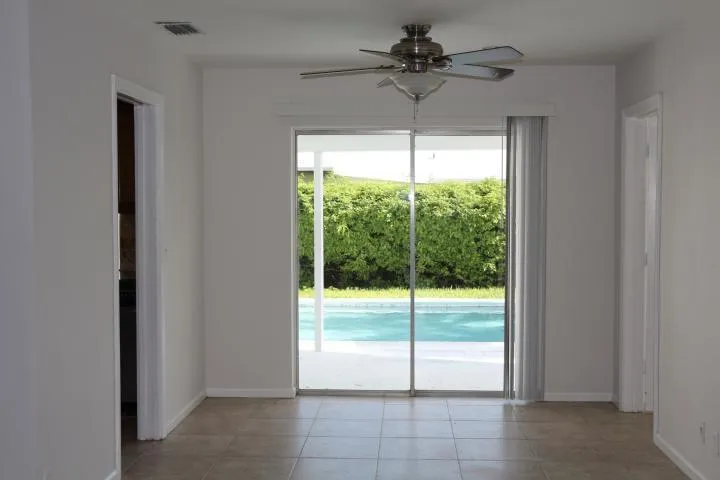 9 Burning Tree - Living Area